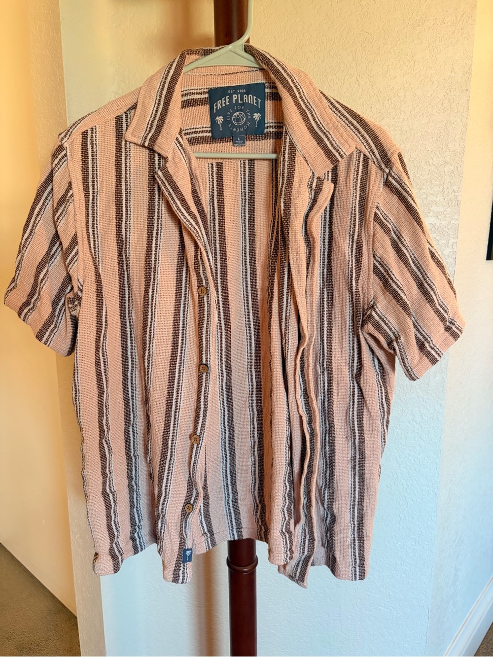 Free Planet Men's Short Sleeve Pink Striped Camp Shirt Size L